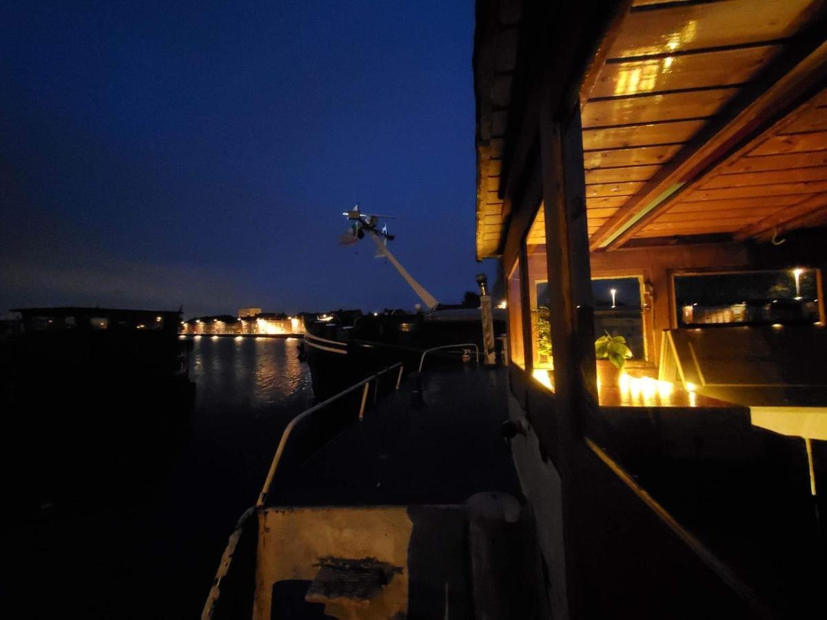 Peniche "Louise Michel" Sejournez Dans L'Appartement Du Capitaine, Offrez Vous Une Experience Inoubliable Au Fil De L'Eau Douai Kültér fotó